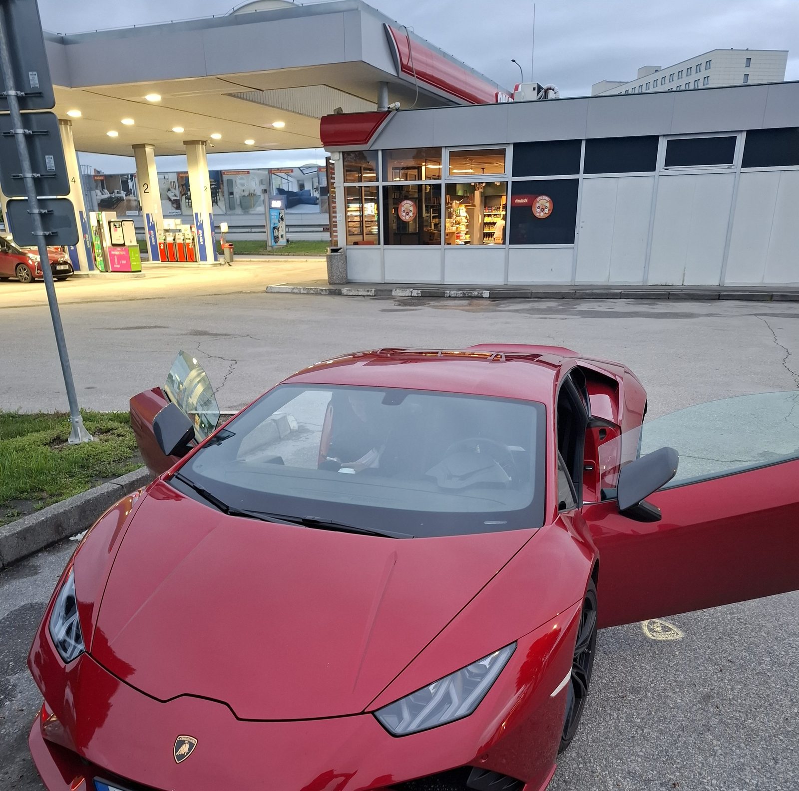 Huracán EVO s otevřenými dveřmi