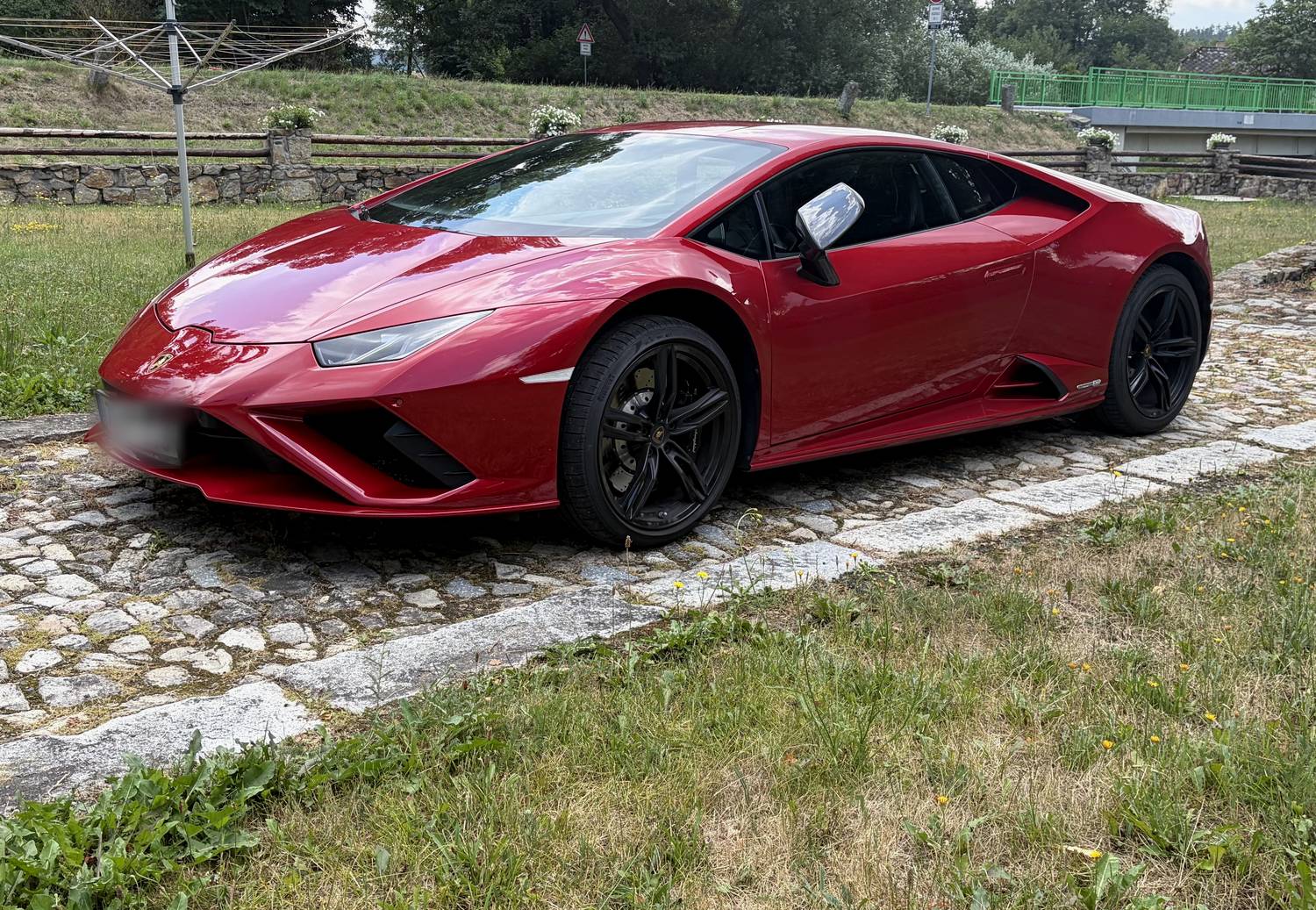 Huracán EVO zepředu z tříčtvrtečního pohledu