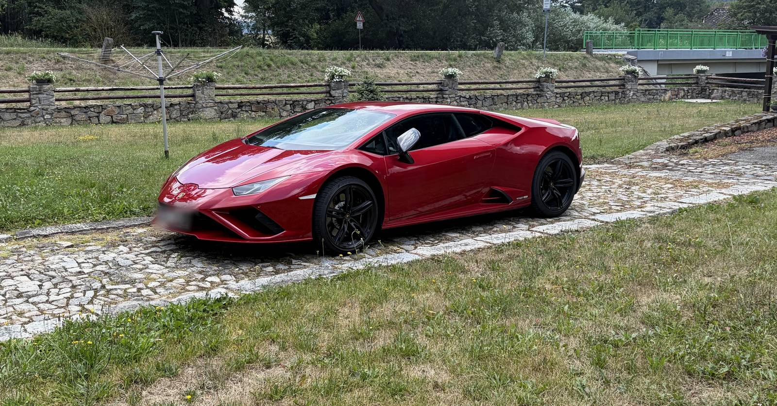 Lamborghini Huracán EVO zaparkovaný v jihočeské krajině