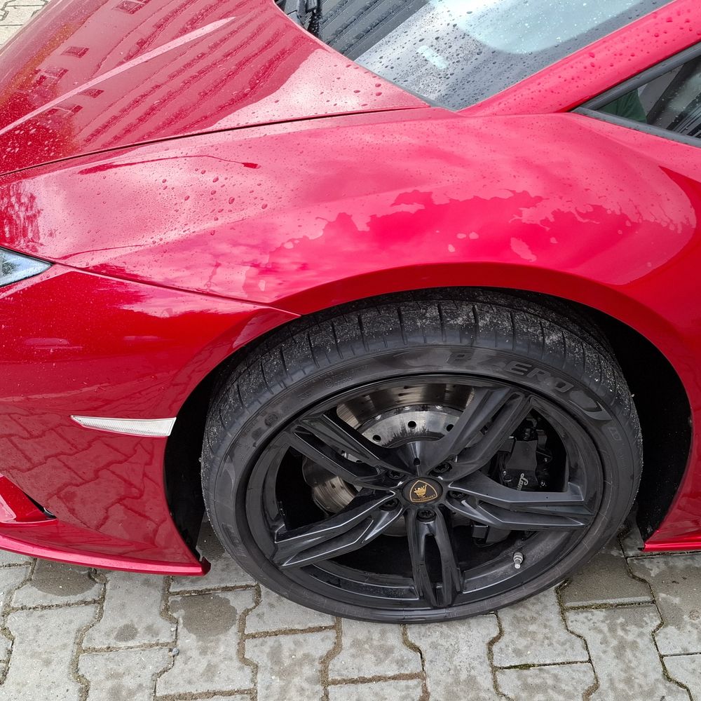 Přední kolo s pneumatikou Pirelli P Zero